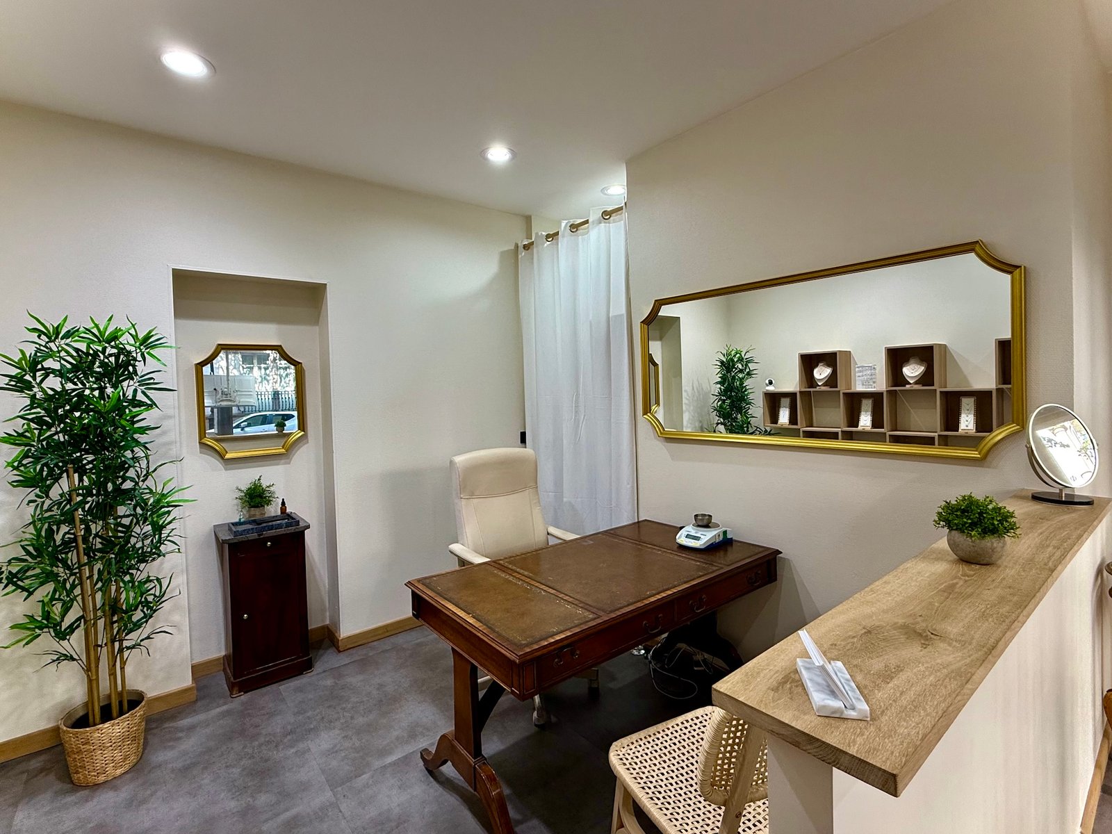 Intérieur de la boutique Achat Or - Joaillerie Mozart à Paris 16e, espace d'accueil et d'évaluation